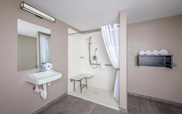 Clarion Inn & Suites DFW North