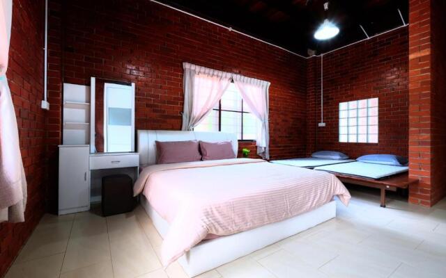 Red House the Garden Stay in Bukit Tinggi by PLAY