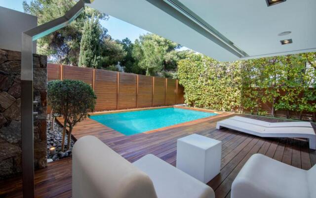 Elegant and Private Living by Neuvel