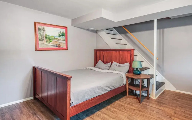 Pet-friendly Arlington Townhome w/ Furnished Patio