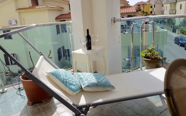 Oltremare apartment with large veranda for 6 people