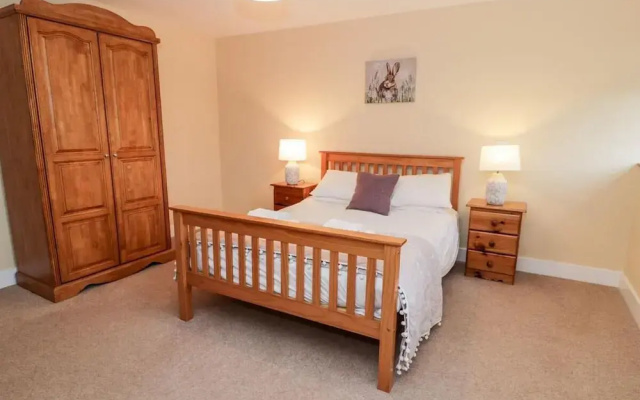 Cosy Barn - Sleeps 8, Hot Tub & Countryside Views