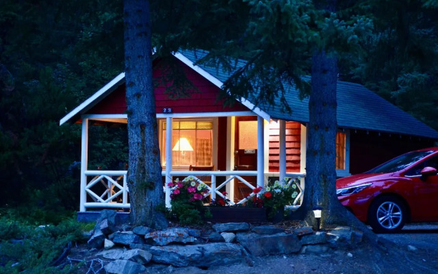 Johnston Canyon Lodge and Bungalows