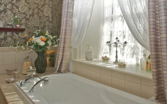 Maplehurst Manor Accomodations