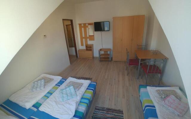 Kv Apartmans Varsavska