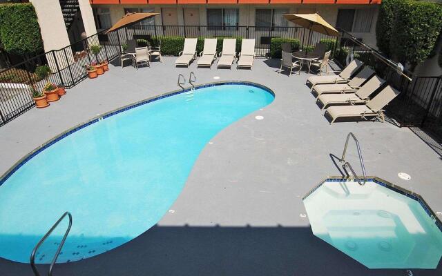MorningGlory Inn & Suites
