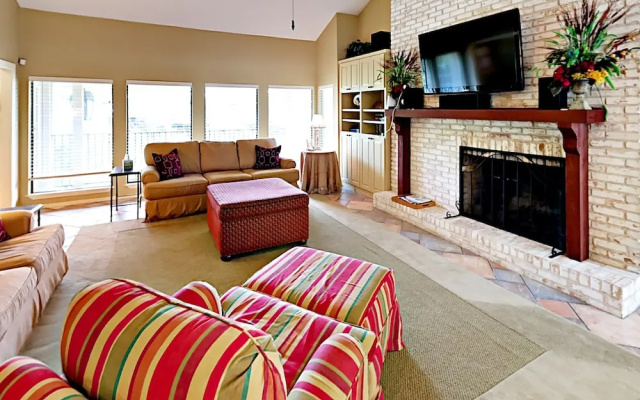 4BR Lakeway Waterfront by RedAwning
