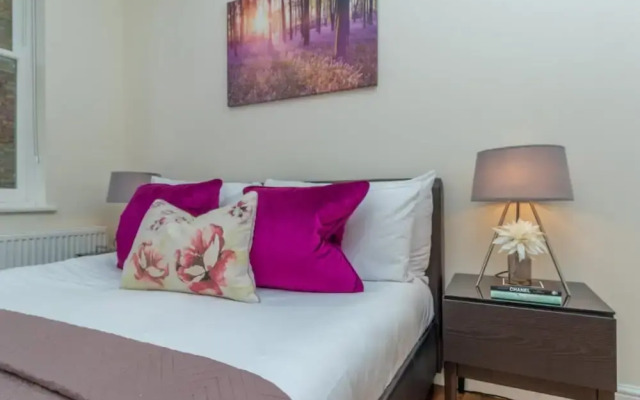 Modern Two Bedroom Apartment in Hammersmith - 203a, London