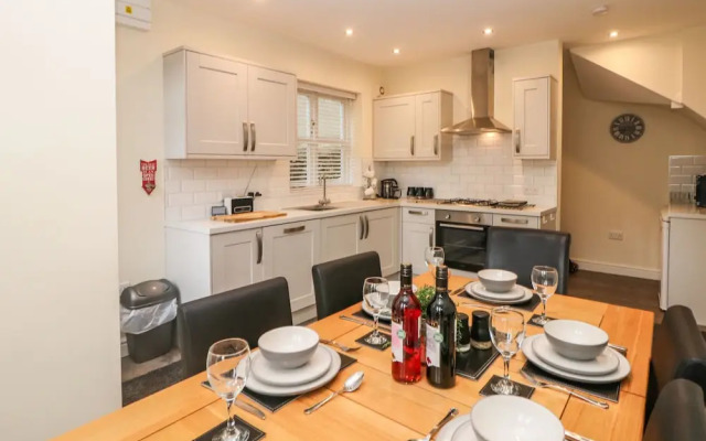 1 Knowleston House