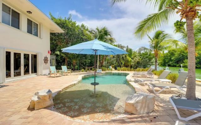 Walk to Beach: Waterfront Home in Marathon!