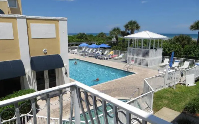 Royal Mansions Resort