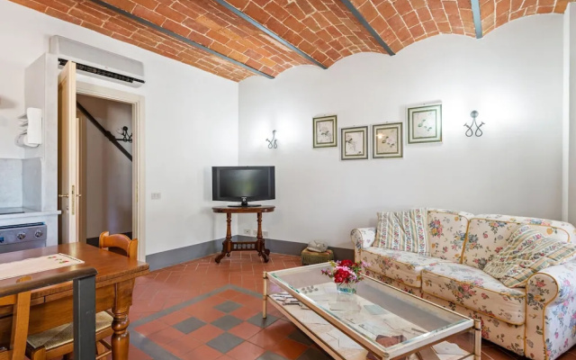 Valley-view Apartment in San Miniato with Swimming Pool