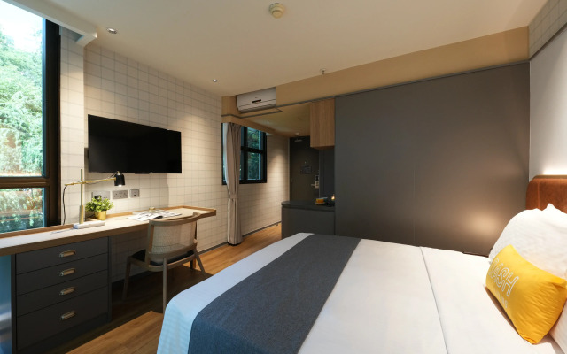 Dash Living On Hollywood