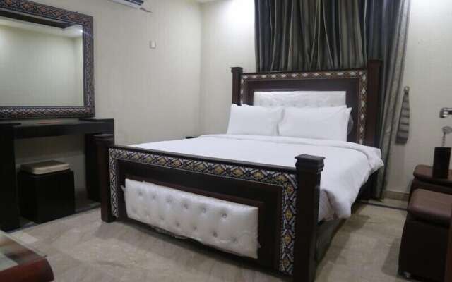 Pool & Park Hotel