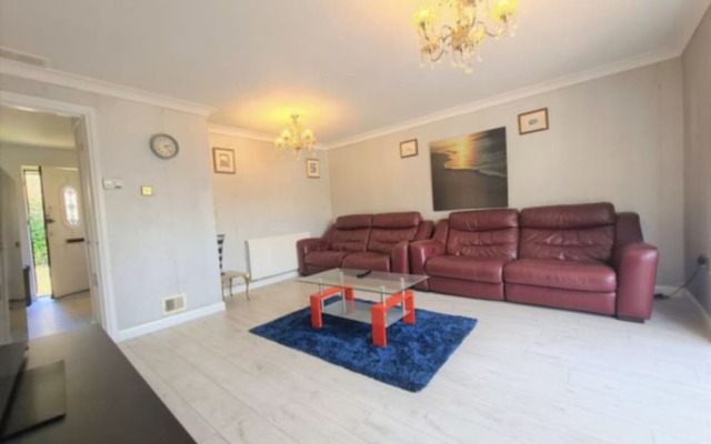 Immaculate 3-bed House in Farnham Royal Slough