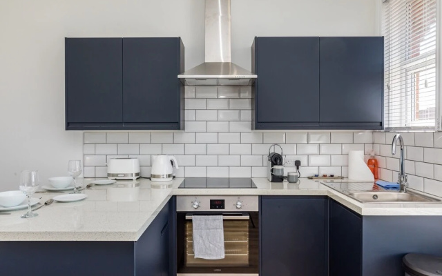 Hazelgrove Apartment | By Huluki Sussex Stays