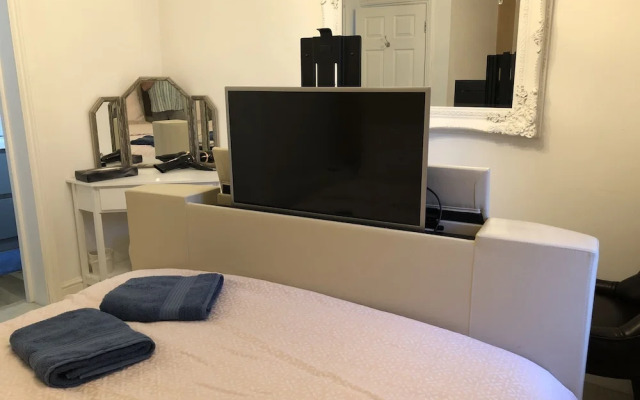 Beautiful 2 Bed Balcony Apart Seafront Eastbourne