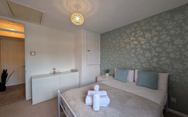 Comfortable 2-bedroom House With Free Parking
