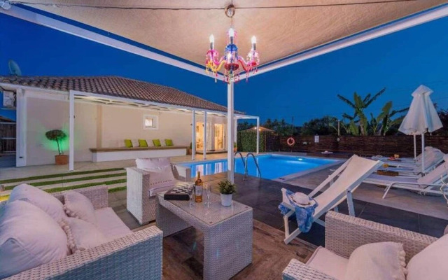 Madini Luxury villa with private Heated pool