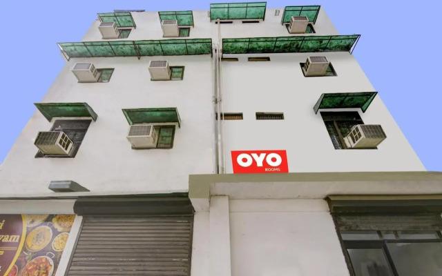 OYO Flagship 80478C Yadav Residency