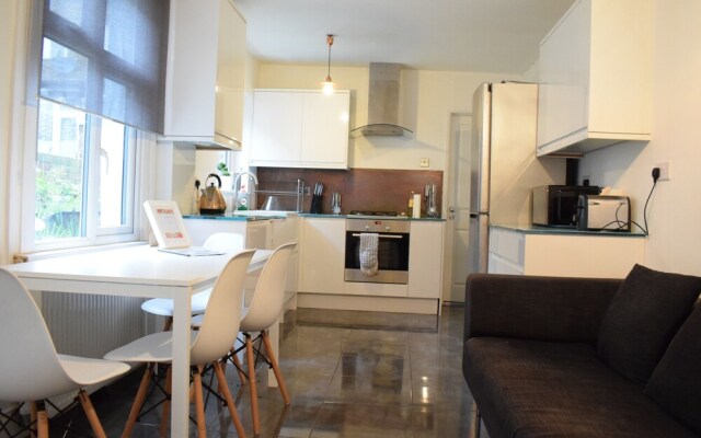 1 Bedroom Garden Flat in Zone 2