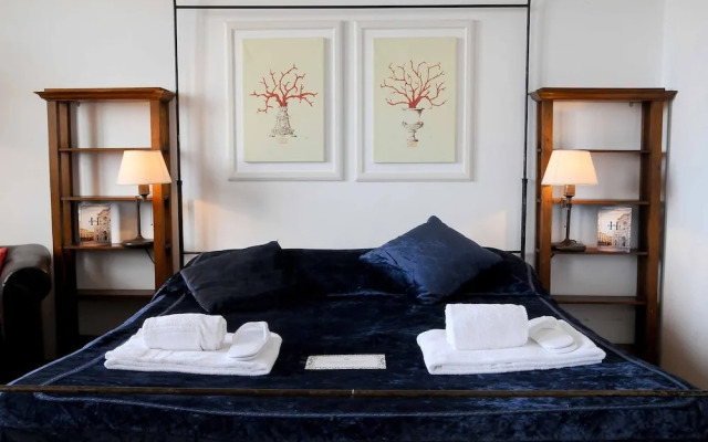 Charming Studio Apartment in Front of the Arno River