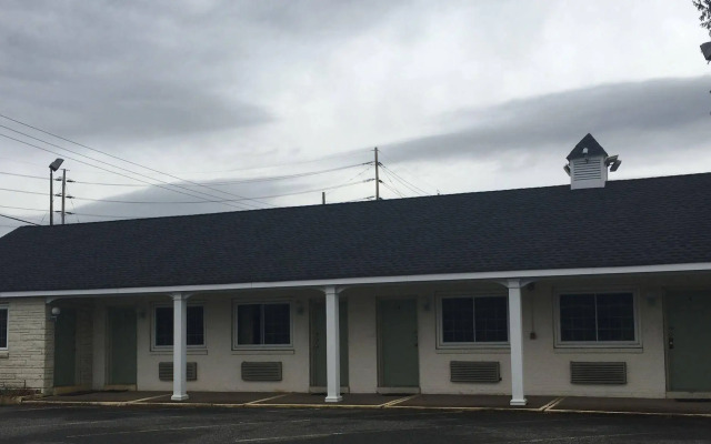 Track & Turf Motel