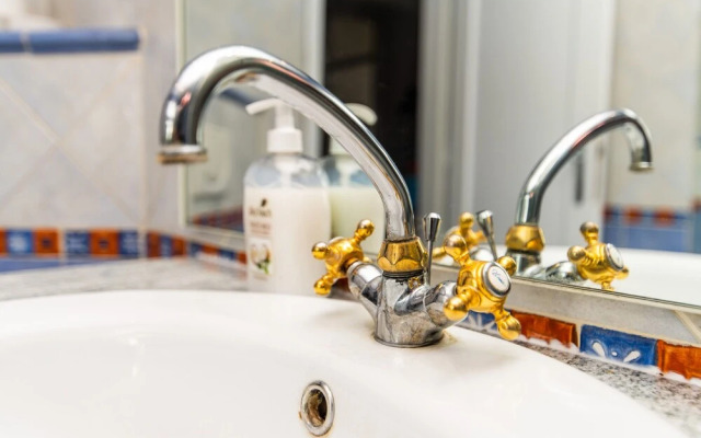 Cozy, Spacious & Sunny in Heart of City Center