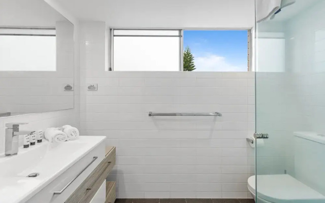 Wake to Waves in Spacious 3-bed Beachfront Unit