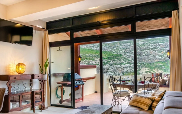 Sea and Cliff Views in a Modern Apt w Terrace
