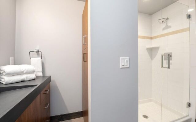 Relaxing in Paradise w Private Roof Top Deck!!