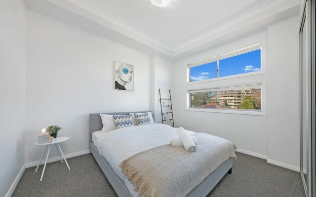 Wentworthville 2 Bedrooms Apartment with Free Parking by KozyGuru