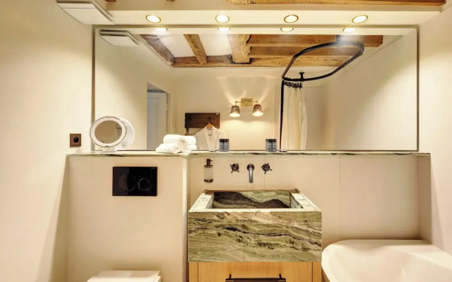 Champs Elysees AC Luxe with Terrace