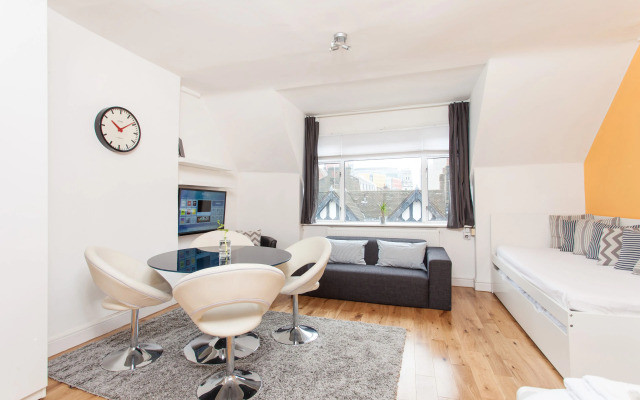 Cosy High Floor Studio Greek Street Soho