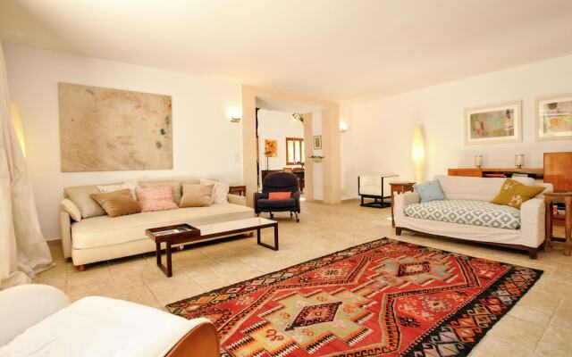 Luxurious Mansion in Montuïri With Sauna