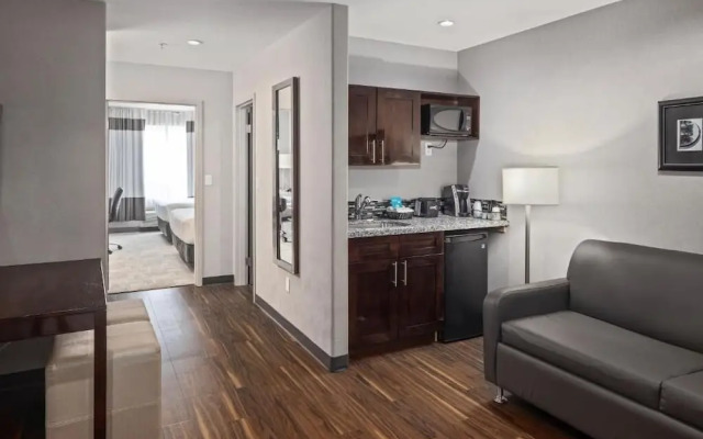 Home Inn and Suites Regina Airport