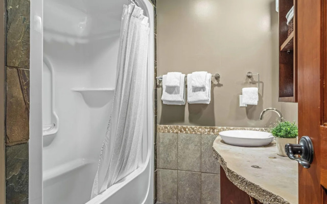 2 Bedroom Condo .Pool .Hot Tub .Gym .Spa