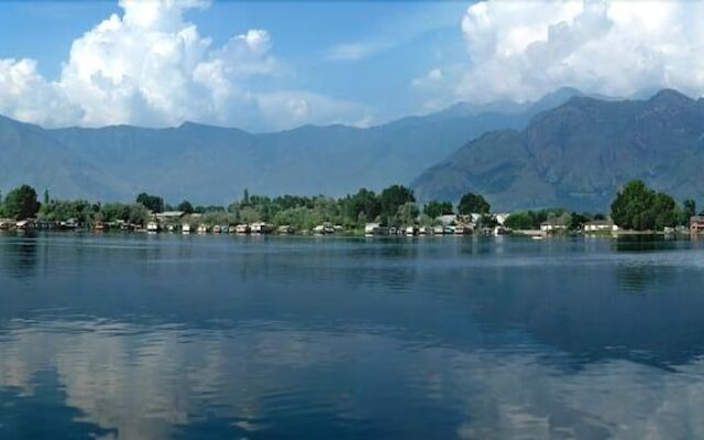 WelcomHeritage Gurkha Houseboats