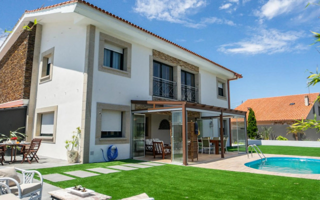 Villa con piscina a pie de playa