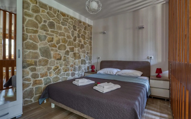 Stonehouse in Olives