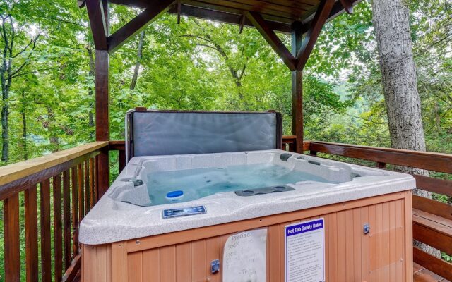 Gatlinburg Getaway: Private Hot Tub & Fireplace!
