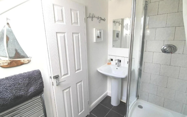 Cosy Village Apartment in Nottingham With Parking