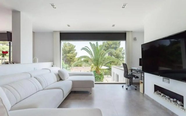 Moderna villa con piscina y amplio jardín