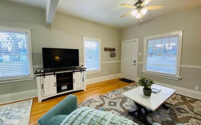 Stunning Bungalow next to UNC - Free Cruiser Bikes!