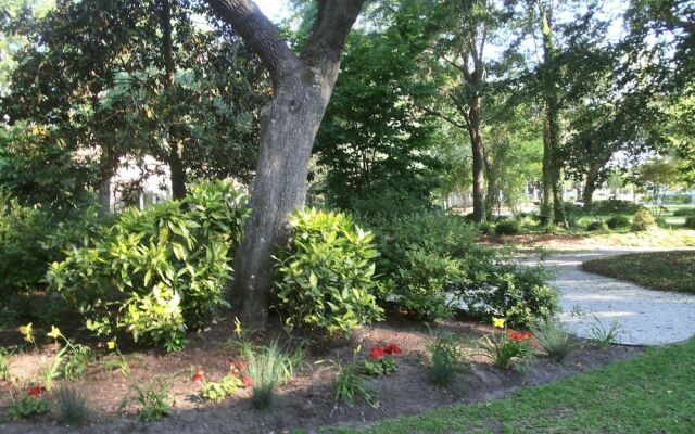 Tudor Oaks Inn