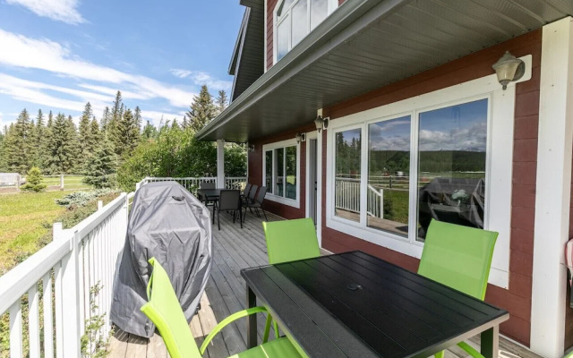 LUXURIOUS 5-Br Acreage | Year-Round Heated Pool & HotTub | Mtn View | Pool Table