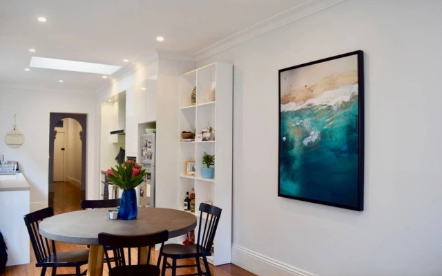 Stylish 2 Bedroom in Alexandria With Outdoor Patio