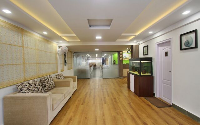 OYO 5379 Crown White House