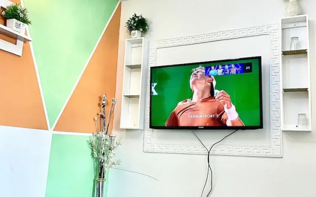 1 Bed Studio Sleeps 2 - Canal View, Wifi, Parking