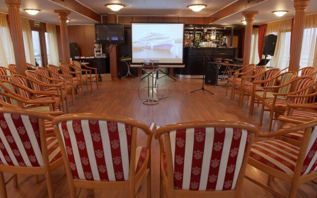 Hotel-ship Petr Pervyi